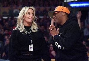 😊队记：珍妮在NBA圈子里广受喜爱 她是老板中最友善的人之一