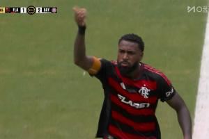 扳回一球！第33分钟热尔松爆射破门，弗拉门戈1-2落后拜仁