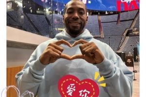 微笑+比心！烤肉姐晒小卡个人照：新鲜热乎 可爱警告！